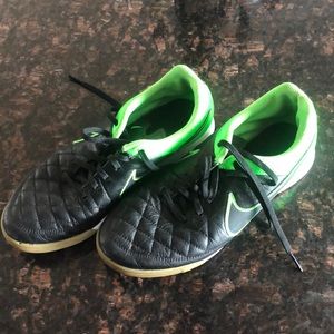 Indoor soccer shoes